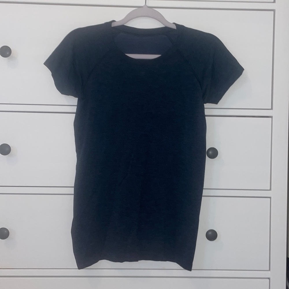 Lululemon swiftly tech short sleeve size 6 (NAVY)